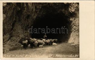 Békás-szoros, Cheile Bicazului; Alagút a Békási szorosban / Tunel in pasul Bicasului / tunnel, mountain pass. Szász István (Gyergyószentmiklós) photo (EK)