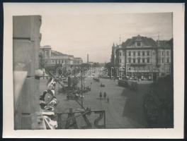 1929 Budapest, fotó egy zászlókkal feldíszített Baross téri szálloda ablakából a pályaudvar és a melletti utca forgalmáról, villamosokkal, autókkal, lovas rendőrökkel, Takács Ferenc üzletével, hátoldalon holland felirattal, 9×11,5 cm