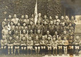 cca 1930 Újpesti cserkészcsapat csoportképe címeres zászlóval, fotó kartonon, foltos, a kartonon sar...