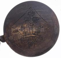 1918, Ostyasütő. Kovácsolt vas, egyik lapon a keresztre felfutó életfa motívumával, másik lapon dátu...