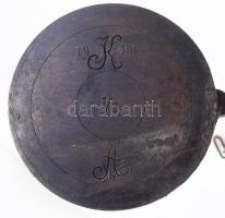 1918, Ostyasütő. Kovácsolt vas, egyik lapon a keresztre felfutó életfa motívumával, másik lapon dátu...