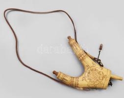 Lőportartó szaru. cca 19/20. sz. fordulója, Erdély, faragott szarvasagancs, réz, bőr és fa kiegészítőkkel, faragott díszítéssel, m: 18 cm /// A gunpowder holder made of horn from the turn of the 19th to 20th century, originating from Transylvania. It features carved deer antler, with brass, leather, and wood embellishments, decorated with intricate carvings. The height is approximately 18 cm.