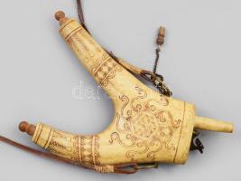 Lőportartó szaru. cca 19/20. sz. fordulója, Erdély, faragott szarvasagancs, réz, bőr és fa kiegészít...