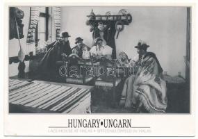 43 db régi és modern népviselet motívum képeslap és néhány fotó / 43 pre-1945 and modern folklore mo...