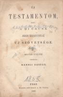 Új Testamentom, azaz: A' Mi Urunk Jézus Krisztusnak Új szövetsége. Magyar nyelvre fordította Károli Gáspár. - A 'Soltárok' könyve. Pest, 1865. Reichard A. és Társa (Nyomatott Bécsben, Holzhausen Adolfnál). [4] + 519 + [1] p.; 134 p. Az első előzéken régi latin nyelvű jegyzet és tulajdonosi bejegyzés, az enyhén foltos címoldalon magyar nyelvű jegyzetek. Néhány oldalon atpró foltosság, néhány oldalon foxing. Példányunk repülő előzékei hiányoznak, a hátsó előzéken régi könyvkötői könyvjegy. Aranyozott, sérült gerincű, vaknyomásos, enyhén kopott korabeli egészvászon kötésben (Buchbinderei M. Schlöps & Co, Wien).