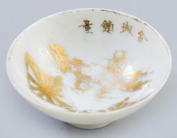 Japán porcelán katonai szakés csésze. cca 1940-1944, Kanazawa Helyőrség, páros zászló és kastély díszítésekkel, kissé kopott aranyozással, d: 6,5 cm