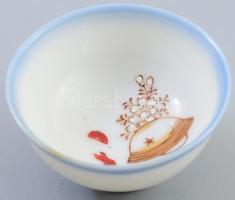 Japán porcelán katonai szakés csésze. cca 1940-1944, gyalogság, sisak és cseresznyevirág díszítményekkel, kis repedésvonallal, d: 5,5 cm