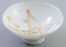 Japán porcelán katonai szakés csésze. cca 1940-1944, 29. gyalogos hadosztály, Kimura tulajdonosi megjegyzéssel, páros zászló és kalligrafikus díszítéssel, kis kopással, d: 8 cm