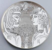 Hollóházi Porcelánmanufaktúra, Szász-Stúdió, Szász Endre (1926-2003): Pár madárral. Jelzett, hátoldalon kissé gyári hibás feliratozással, mázazással, (restaurált?), d: 31 cm. Készült 200 példányban, háttérszín szerinti sorszáma 2/20.