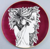 Hollóházi Porcelánmanufaktúra, Szász-Stúdió, Szász Endre (1926-2003): Férfi arc. Jelzett, lila háttérrel, sérült, javított, d: 30,5 cm. Készült 200 példányban, háttérszín szerinti sorszáma 8/20.