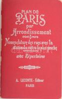 Guide indicateur des rues de Paris avec les stations du Métropolitain les plus proches autobus-métro, renseignements utiles. Paris, é.n., A. Leconte. Párizs útikönyv utcajegyzékkel, autóbusz- és metróállomásokkal, térképekkel. Kiadói kartonált papírkötés, minimálisan sérült borítóval, nagyrészt jó állapotban.