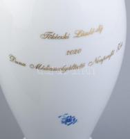 2020, Dr. Grétsy László nyelvész által elnyert Tőkéczki László-díj. Herendi Apponyi Blue mintás váza...