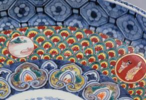 Japán Imari porcelán nagy méretű tál. Kézzel festett, jelzés nélkül. XIX: sz. hibátlan d: 46 cm /// ...