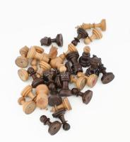 Régi sakk készlet szép fa táblával 38x38 cm + hiányos, sérült figurákkal