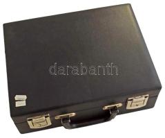 Műbőr éremgyűjtő bőrönd, benne 7db emlékérmekhez való tálcával, összesen negyvenkét férőhellyel. A t...