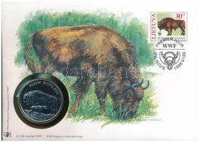 Litvánia DN (1991) &quot;A Világ Vadvédelmi Alap (WWF) 30. évfordulója - Bison Bonasus (Európai bölény)&quot; kétoldalas fém emlékérem érmés borítékban, bélyeggel és bélyegzéssel, német nyelvű ismertetővel T:UNC Lithuania ND (1991) &quot;30th Anniversary of the World Wildlife Fund - Bison Bonasus&quot; two-sided metal commemorative medallion in envelope with stamp and cancellation, with German description C:UNC