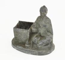 cca 19. sz. vége, Orientalista figurális váza. Jelzett, 10x11 cm