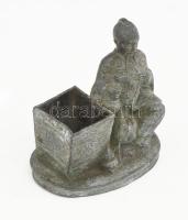 cca 19. sz. vége, Orientalista figurális váza. Jelzett, 10x11 cm