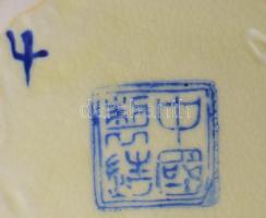 Kínai gazdagon festett kancsóváza, jelzett, kopással, m: 26 cm