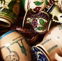 30 darab retro és régi kerámia tárgy, zömmel erdélyi és alföldi, közte érdekes, jó darabokkal, klf m...