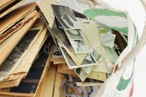 Egy nagy táskányi vegyes papírrégiség, közte fényképek, belépők, kártyanaptárak, füzetek, stb