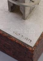 1979, Vilt Tibor (1905-1983): Emlékmű. Geometrikus alumínium elemekből összeállított, mozgatható rés...