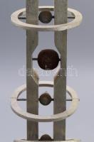 1979, Vilt Tibor (1905-1983): Emlékmű. Geometrikus alumínium elemekből összeállított, mozgatható rés...