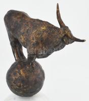 Raffay Dávid (1973- ): Szürke marha szobra. Bronz, Márvány félgömb talapzaton. Jelzett m: 37 cm