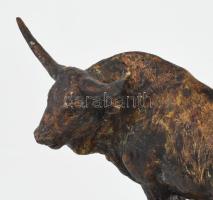 Raffay Dávid (1973- ): Szürke marha szobra. Bronz, Márvány félgömb talapzaton. Jelzett m: 37 cm