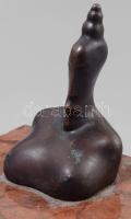 Fischer György (1956-2012): Fürdő nő. Bronz, vörös márvány. j.n. 30x19 x16 cm Lába mozog