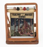 Szuvenír szövő makett, rajta kelimen Ahmed szultán dzsámijának ábrázolásával, sérüléssel, m: 32 cm