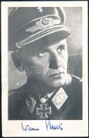 Werner Streib (1911-1986) német Luftwaffe pilóta, éjszakai vadászpilóta, repülő ász (68 légi győzelem a nyugati fronton, amelyből 67-et éjszaka aratott) autográf aláírása őt ábrázoló képen (későbbi előhívás), 19,5x12,5 cm / Autograph signature of Werner Streib (1911-1986) German Luftwaffe pilot, night fighter ace (68 victories over the Western Front, of which 67 were claimed at night) on a photo (later copy), 19.5x12.5 cm