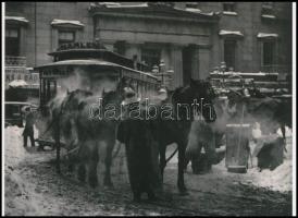 cca 1893 Alfred Stieglitz (1864-1946) anerikai fotográfus felvétele (a Harlem-i lóvasút), 1 db modern nagyítás a néhai Népművelési Intézet fotóművészeti referensének gyűjteményéből, ,,A fotóművészet egyetemes története&quot; című előadásának anyagából, jelzés nélkül, 15x21 cm