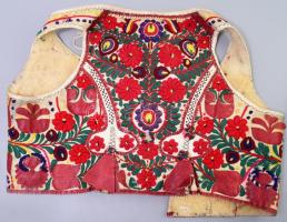 Kalocsai mintás, báránybőr mente. 40x36 cm