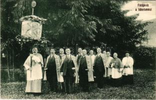 Csíksomlyó, Sumuleu Ciuc; Fácigerek a laboriummal, búcsú. Gust és Puskás fényképészet kiadása / Catholic festival, priests (r)