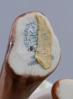 Herendi porcelán sepregető lányka, kézzel festett, jelzett, hibátlan, m: 9,5 cm
