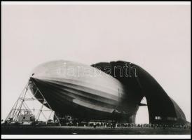 1931 Margaret Bourke-White (1904-1971) amerikai fotográfus felvétele (Akron léghajó a garázsban), jelzés nélküli modern nagyítás, 15x21 cm