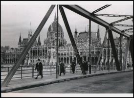 David Seymour (Chim) (1911-1956) a Magnum fotóriportere Magyarországon (1950-ben) készített fotóriportjából egy felvétel (Gyalogosok a Kossuth hídon), 1 db modern nagyítás, jelzés nélkül, a néhai FOTÓ újság (1954-1989) archívumából, 15x21 cm