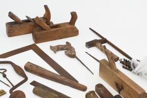 25 darab érdekes antik asztalos szerszám + fúróhegyek. Közte ritka, jó darabokkal