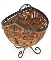 Tüzifa tartó kosár. Kovácsoltvas, rattan d: 33 cm, m: 36 cm