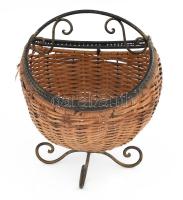 Tüzifa tartó kosár. Kovácsoltvas, rattan d: 33 cm, m: 36 cm