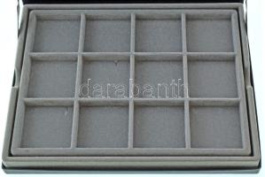 Érmetartó kazetta egy kivehető tálcával, összesen 24db, 50x50mm-es férőhellyel. Használt, de jó álla...