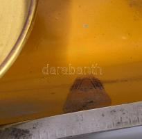 Régi mérleg, kopott címkével, sérült réz tányérokkal, h: 40 cm