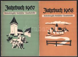 1967-1968 Siebenbürgisch-Sächsischer Hauskalender. München, Hilfskomitee der Siebenbürger Sächsen, 144+6 p.;144+6 p. Német nyelven. Fekete-fehér fotókkal. Kiadói papírkötések, a 1968-as gerince elvált a borítótól.   Gustav Treiber (1880-1973) erdélyi szász történész magyar nyelvű ajándékozási soraival Entz Géza (1913-1993) művészettörténész, a Bolyai Tudományegyetem Művészettörténet Tanszékének vezetője, az Országos Műemlékvédelmi Hivatal tudományos Osztályának vezetője, a budapesti Képzőművészeti Főiskolán belül működő restaurátorképzés újjászervezője részére a címlapokon. Az 1968-as címlapján Entz Géza possessori bejegyzésével.