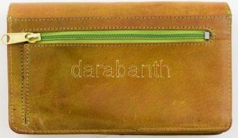 Bőr pénztárca dombornyomott virágmintával, színátmenetes, barnás-zöldes színű, 15x9 cm