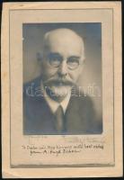 Dorothy Hickling (1880-1946): Alfred Hugh Fisher (1867-1945) angol realista festőművész portréfotója, a művész által dedikálva, a fotós aláírásával jelezve.