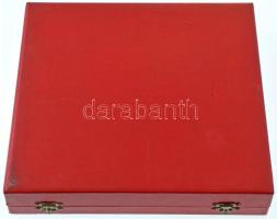 ~1970. "BM Határőrség" jelzett hollóházi porcelán plakett eredeti dísztokban (151x158mm) T...