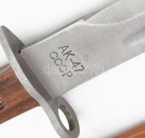 Szovjet AK-47 gépkarabély bajonett, fa/fém markolattal, h: 51 cm műbőr tokkal