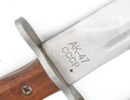 Szovjet AK-47 gépkarabély bajonett, fa/fém markolattal, h: 34 cm műbőr tokkal