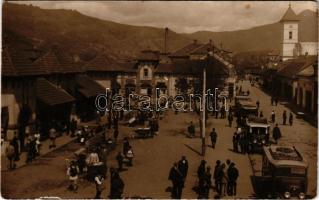 1930 Petrozsény, Petrosani; Piata / Piactér, autóbuszok, üzletek. J. Joánovits felvétele / market square, autobuses, shops (gyűrődés / crease)